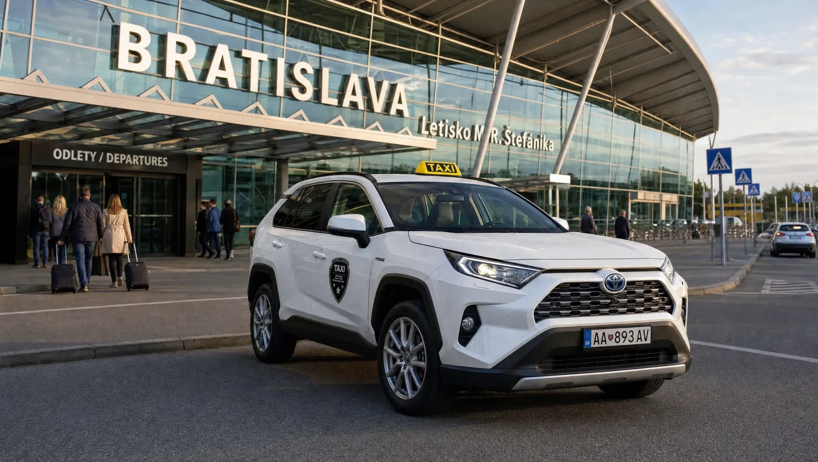 Taxi Toyota RAV4 Hybrid blanco frente a la terminal del Aeropuerto de Bratislava