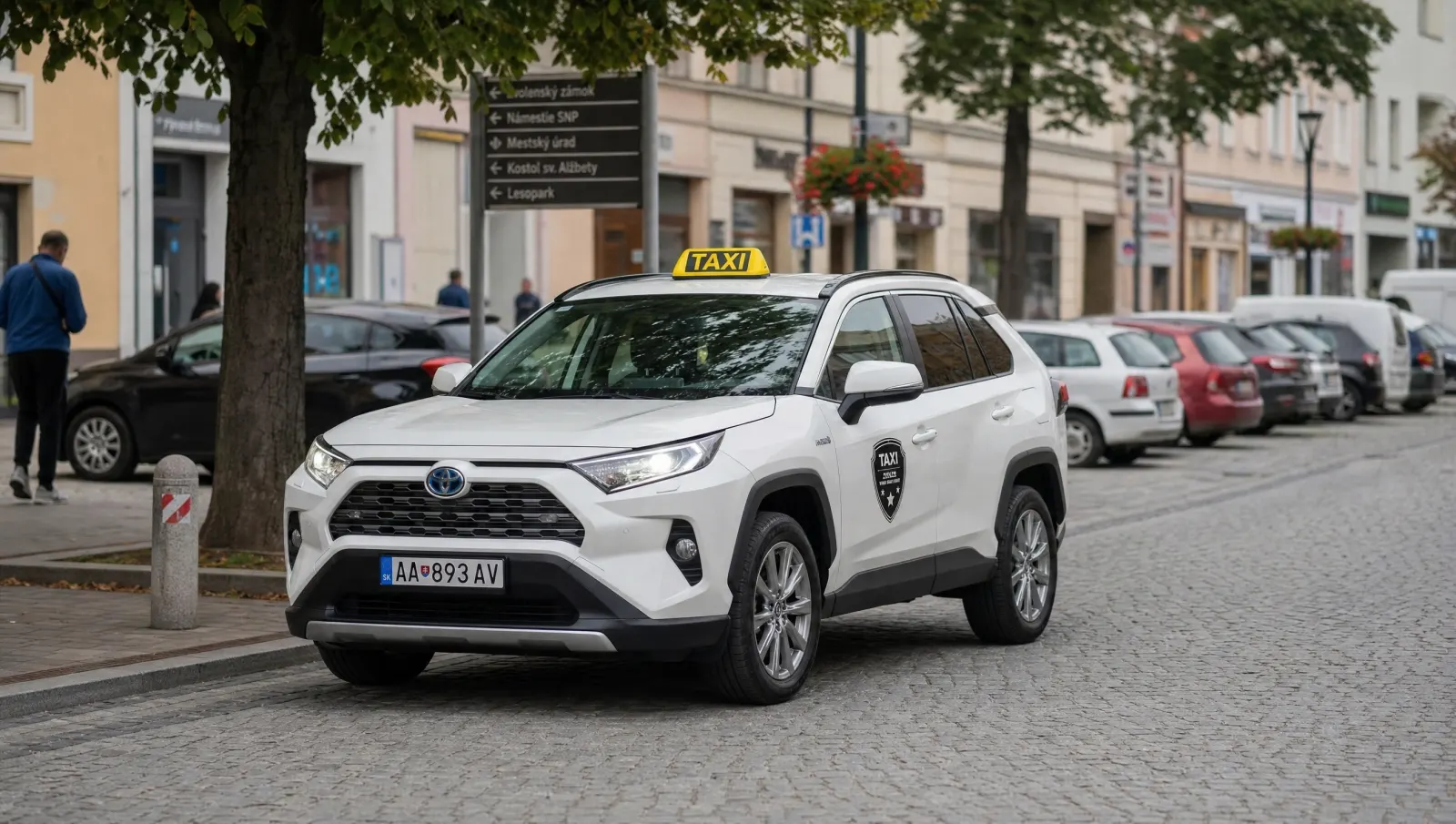 Taxi Toyota RAV4 Hybrid aparcado en el centro histórico de Zvolen
